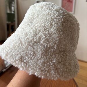 ☀️5 for 30☀️ H&M Cream Sherpa Bucket Hat